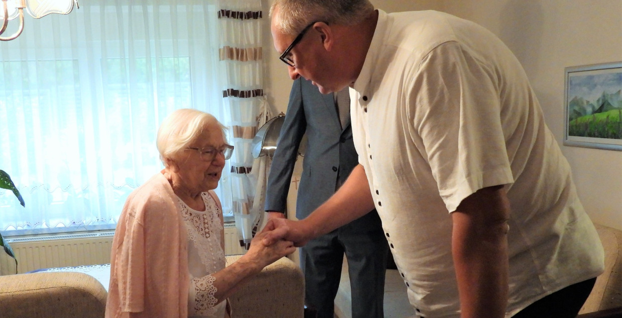 Pani Gertruda Mrozek skończyła 102 lata. Jest najstarsza mieszkanką Świerklańca. Fot. UG Świerklaniec