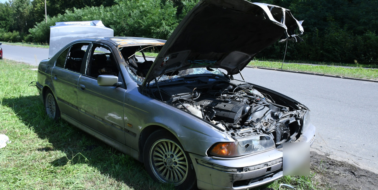 BMW płonęło przy wjeździe do huty cynku w Miasteczku Śląkim. Fot. Hanna Kampa 