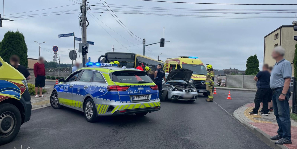 Na skrzyżowaniu ul. Wolności, Piłsudskiego i Kolejowej w Pyrzowicach zderzyły się samochód osobowy i autobus komunikacji miejskiej. Fot. Archiwum policji