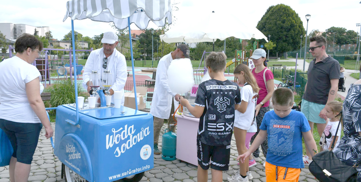 Na pikniku można było się napić wody z oryginalnego saturatora z PRL. Fot. Hanna Kampa