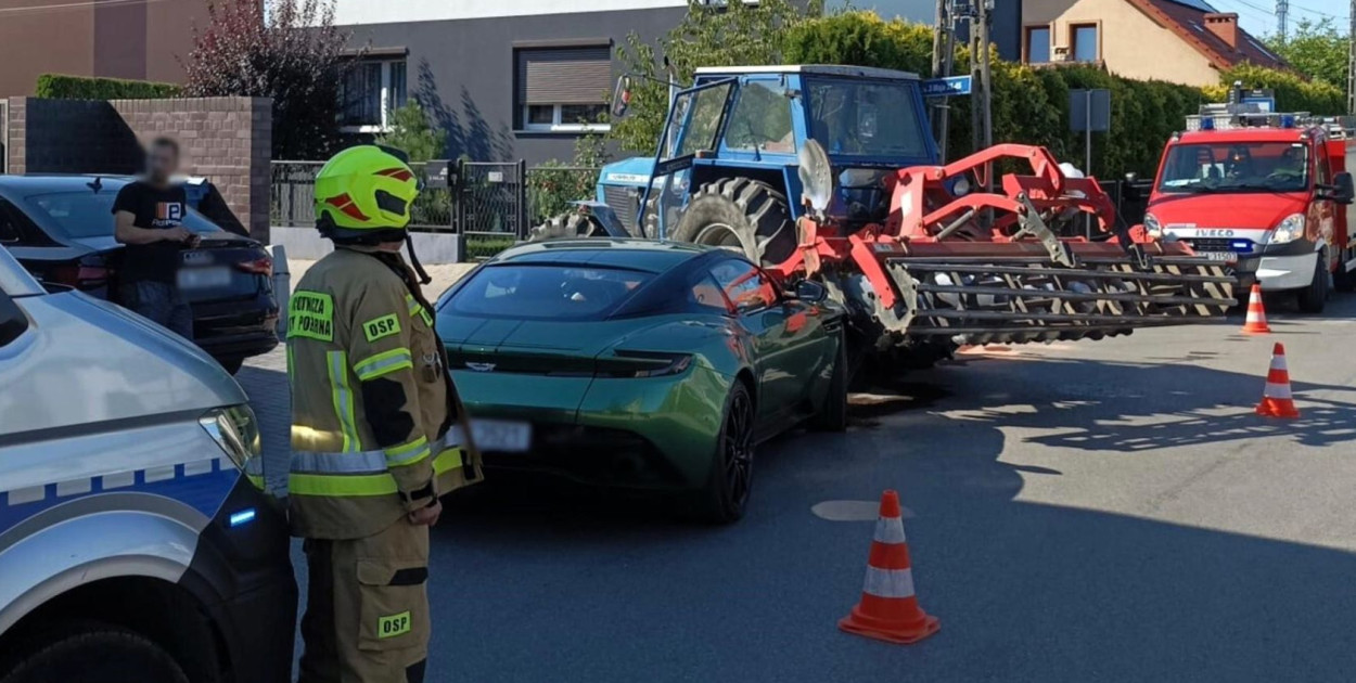 Aston martin wjechał dzisiaj w Świerklańcu w ciągnik ursus. Policja z Tarnowskich Gór ukarała obu kierowców. Fot. Policja Tarnowskie Góry