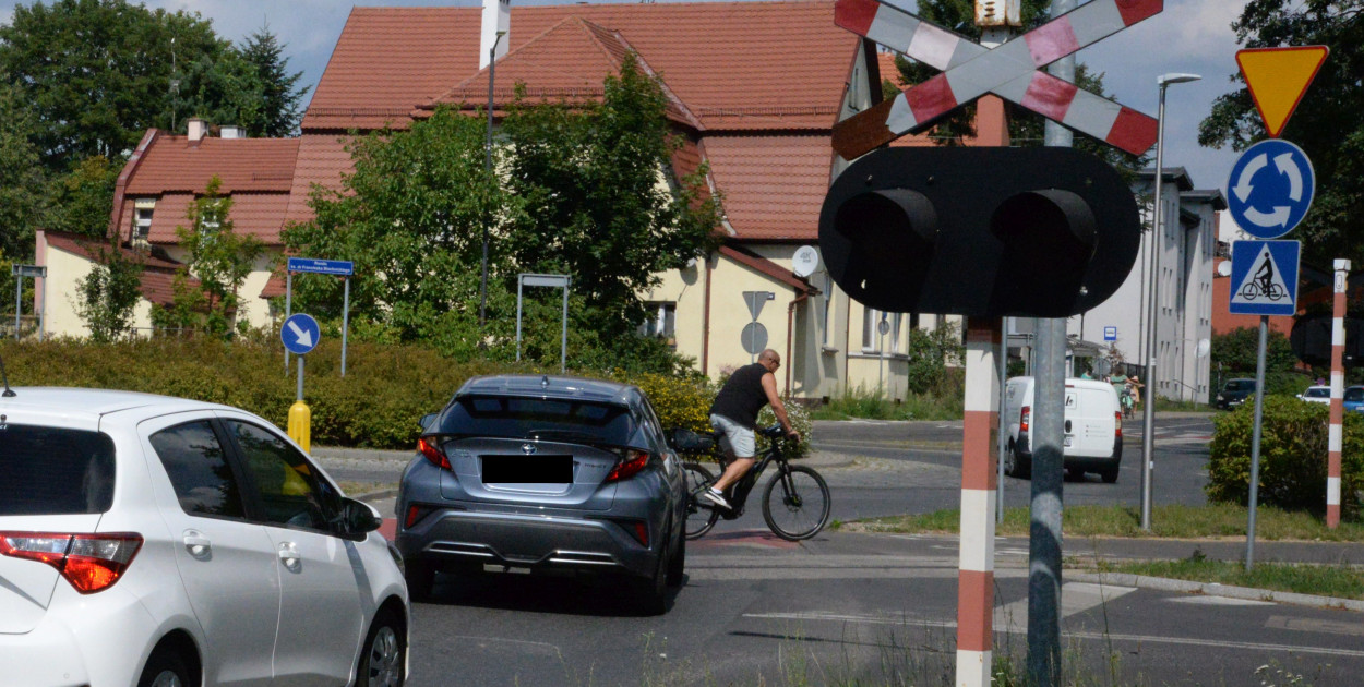 Chyba jedno z najniebezpieczniejszych obecnie miejsc w Tarnowskich Górach: gąszcz znaków, zjazd z ruchliwego ronda, a przy nim zbiegające się przy przejeździe dwie drogi rowerowe, tuż obok tory wąskotorówki, a nieco dalej przejście dla pieszych. Fot. Jarosław Myśliwski