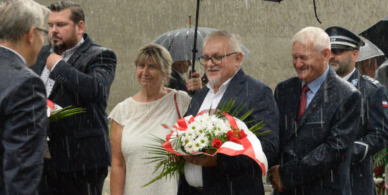 Tarnowskie Góry. Złożono wiązanki kwiatów pod tablicami upamiętniającymi NSZZ Solidarność w Tarnowskich Górach. Fot. Jarosław Myśliwski