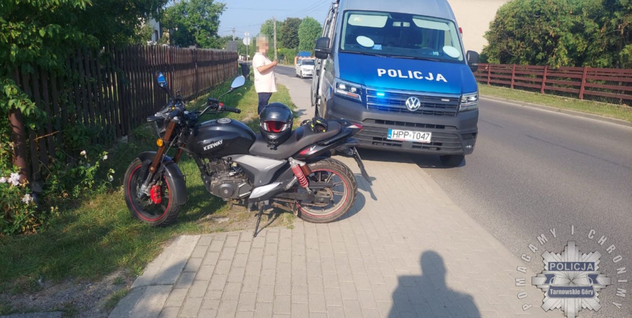 Motocyklista się przewrócił. Trafił do szpitala. Fot. Policja Tarnowskie Góry