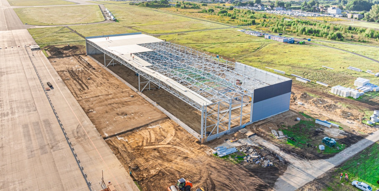 Na lotnisku w Pyrzowicach powstaje nowy hangar. Fot. Piotr Adamczyk/KTW