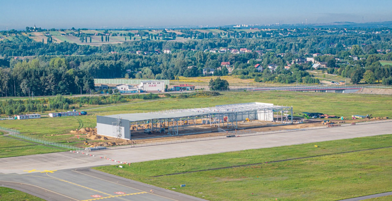 Na lotnisku w Pyrzowicach powstaje nowy hangar. Fot. Piotr Adamczyk/KTW