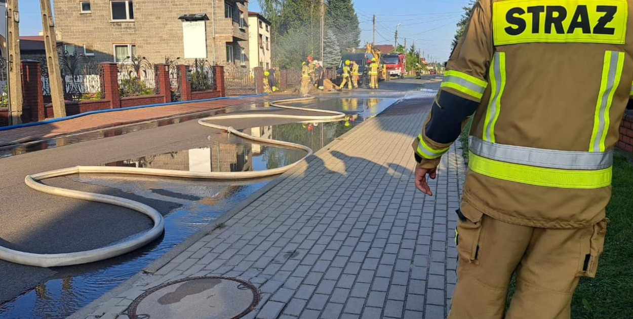 Podczas prac ziemnych uszkodzono gazociąg przy ul. Głównej w Zendku. Fot. OSP Ożarowice