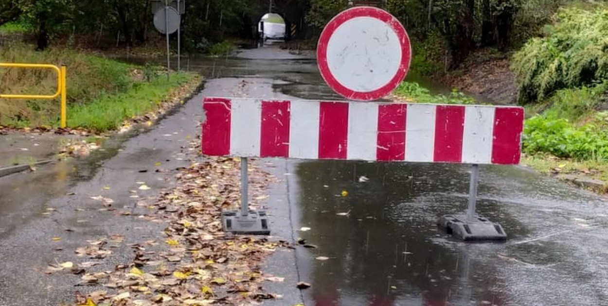 Zamknięty przejazd pod mostem kolejowym. Fot. Archiwum UM Piekary