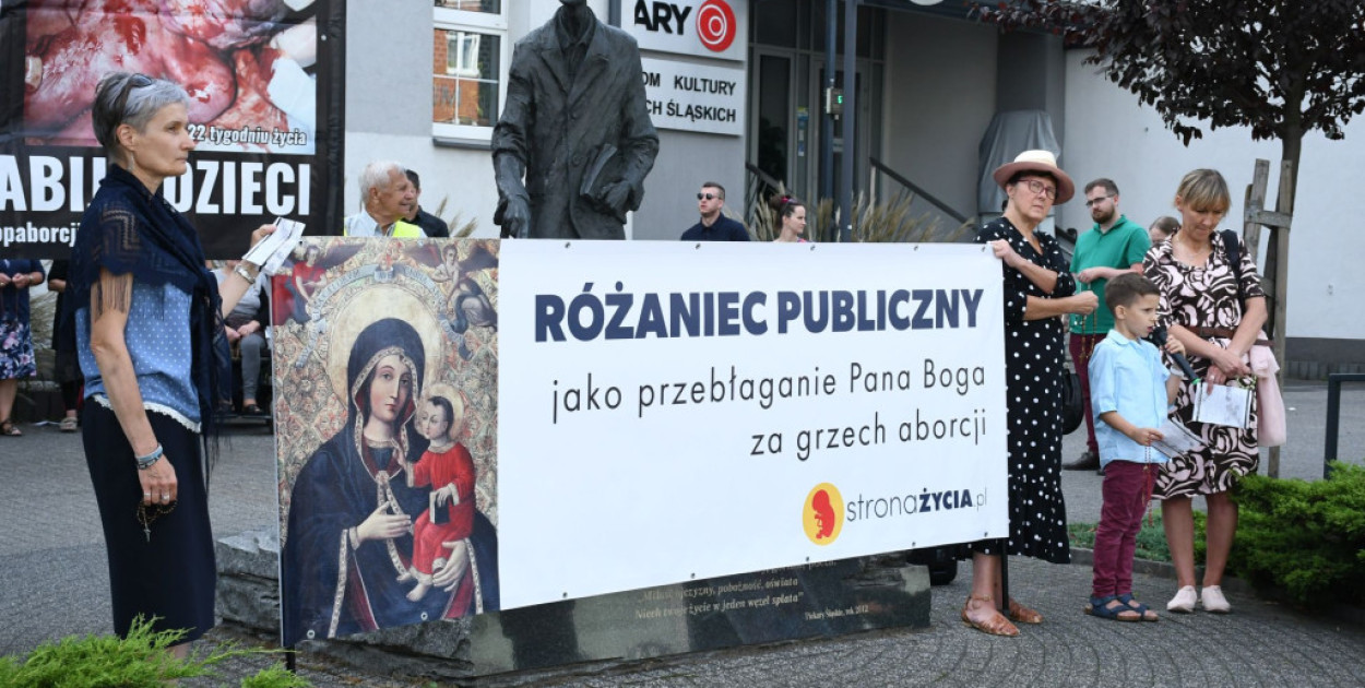 Publiczny różaniec w Piekarach Śląskich. Fot. Hanna Kampa