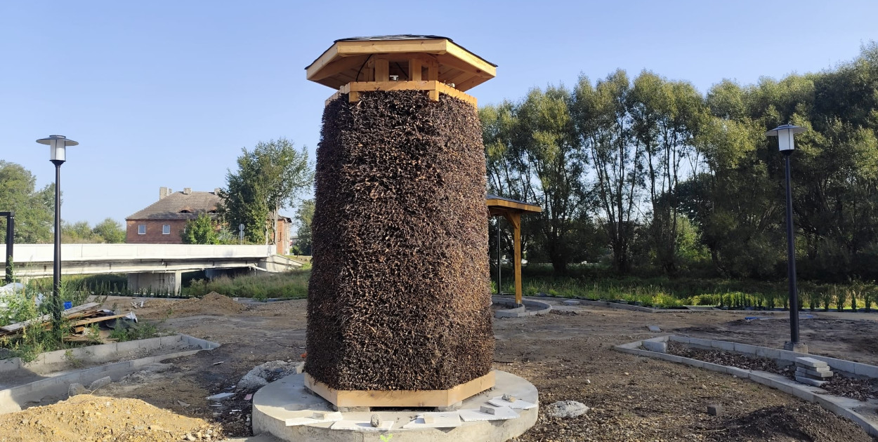 Dobiega końca budowa bulwaru nad Małą Panwią w Kaletach. Tężnia solankowa już stoi, trwa sadzenie drew i krzewów.  Fot. UM Kalety