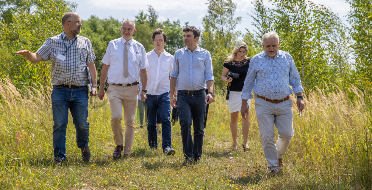 W sierpniu Zakłady Chemiczne odwiedził wojewoda Marek Wójcik. W spotkaniu uczestniczyli także Tomasz Głogowski i Arkadiusz Czech. Fot. Archiwum Starostwa Powiatowego w Tarnowskich Górach 