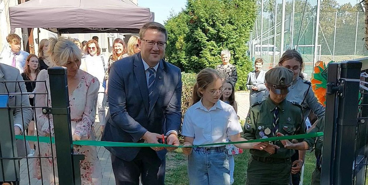 Wstęgę przecięli z Mateuszem Pindlem, prezesem Wojewódzkiego Funduszu Ochrony Środowiska i Gospodarki Wodnej w Katowicach, uczniowie oraz naczelnik Alina Konopka . Fot. Jarosław Myśliwski