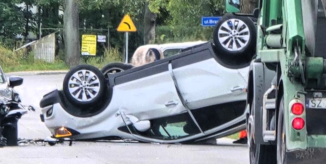 Tarnowskie Góry. Opel dachował. Uwaga na utrudnienia w tym miejscu. Fot. Dzięki uprzejmości Czytelniczki