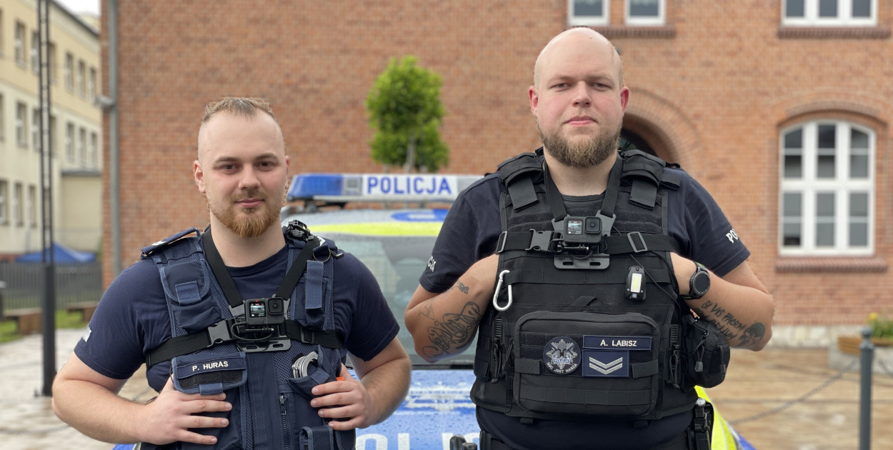 Policjanci z Kalet, sierż. szt. Amadeusz Labisz i st. sierż. Patryk Huras. Fot. Archiwum producentów programu