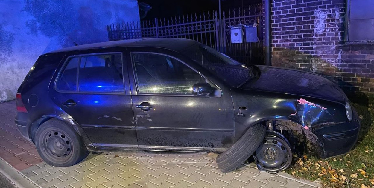 Tarnowskie Góry. Pijany kierowca wypadł z drogi i uderzył w słup. Fot. Policja Tarnowskie Góry