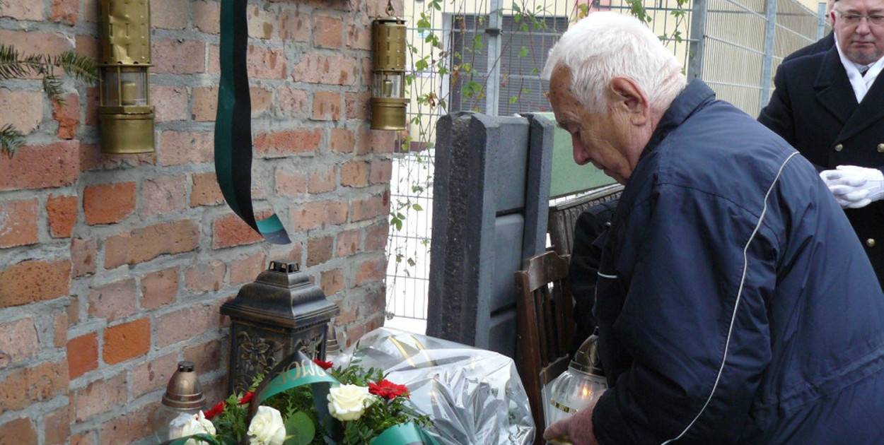 Rok temu odsłonięto tablicę ku pamięci ofiar wypadku w kopalni Radzionków. Fot. Agnieszka Reczkin