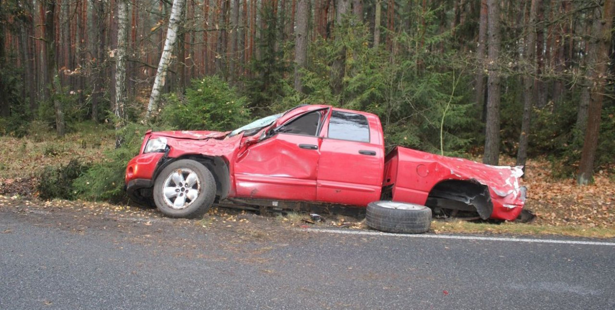 Dodge wpadł do rowu. Policja z Tarnowskich Gór apeluje o ostrożność. Fot. Policja Tarnowskie Góry