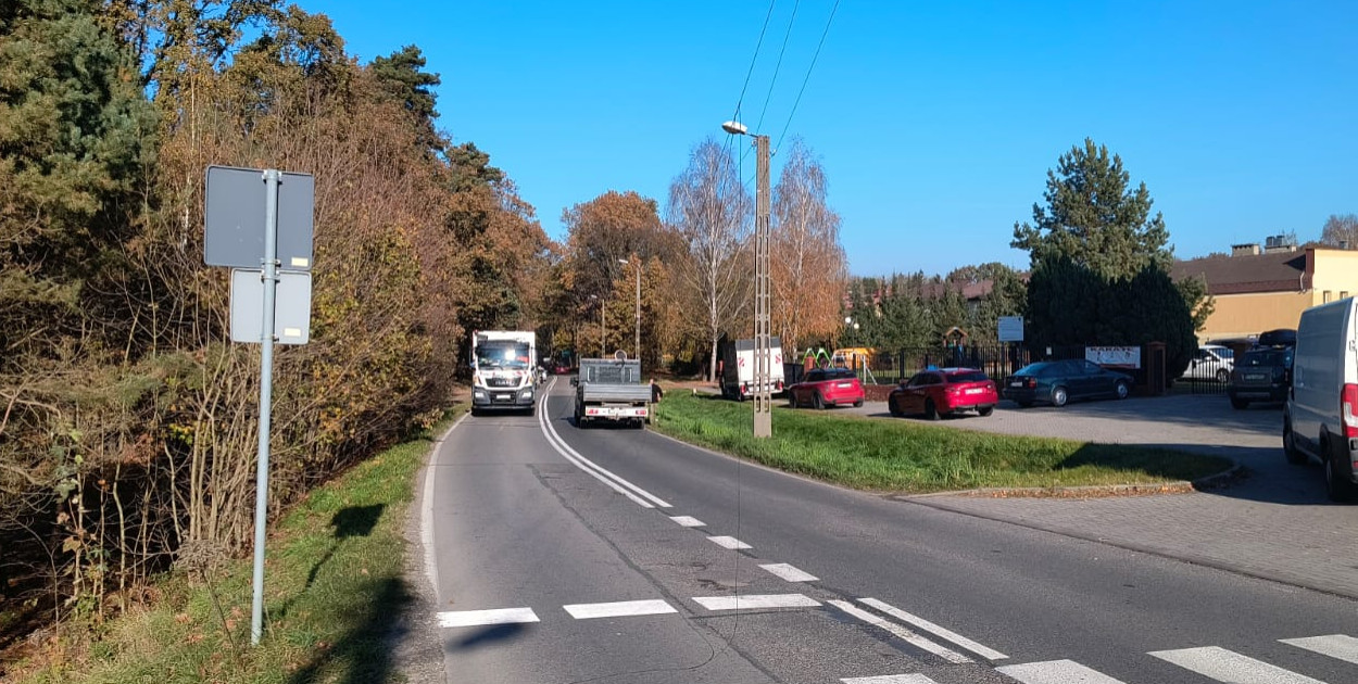 W Kamieńcu (gmina Zbrosławice) koło szkoły doszło do zerwania przewodu, który leży na jezdni. Fot. Czytelnik