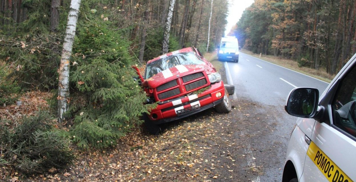 Dodge wpadł do rowu. Policja z Tarnowskich Gór apeluje o ostrożność. Fot. Policja Tarnowskie Góry