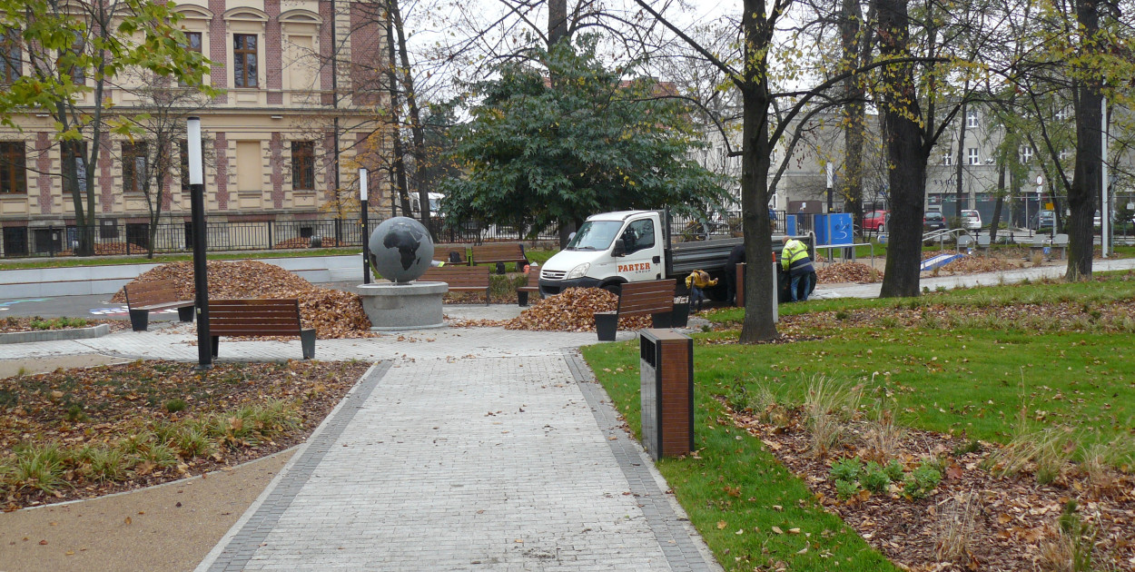 Plac zabaw na pl. TPD w Tarnowskich Górach wciąż jest niedostępny dla dzieci. Zdjęcia: Agnieszka Reczkin