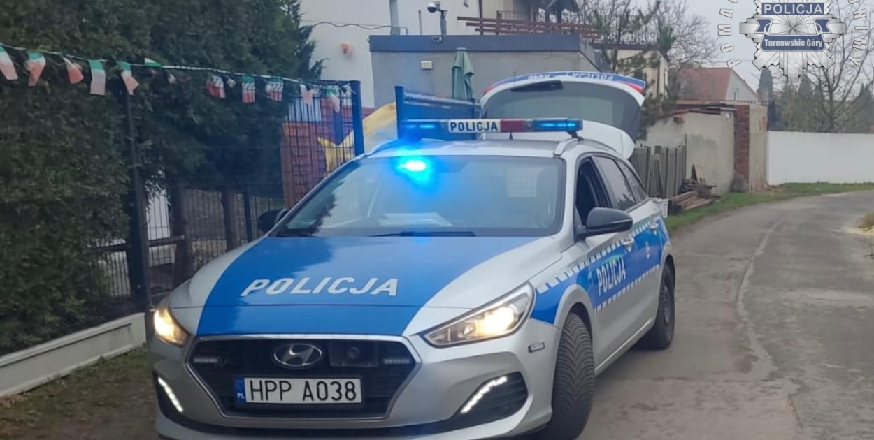 Policja z Tarnowskich Gór wyjaśnia okoliczności wypadku, do którego doszło dzisiaj w Wieszowie. Poszkodowany 9-latek został zabrany do szpitala. Fot. Policja Tarnowskie Góry