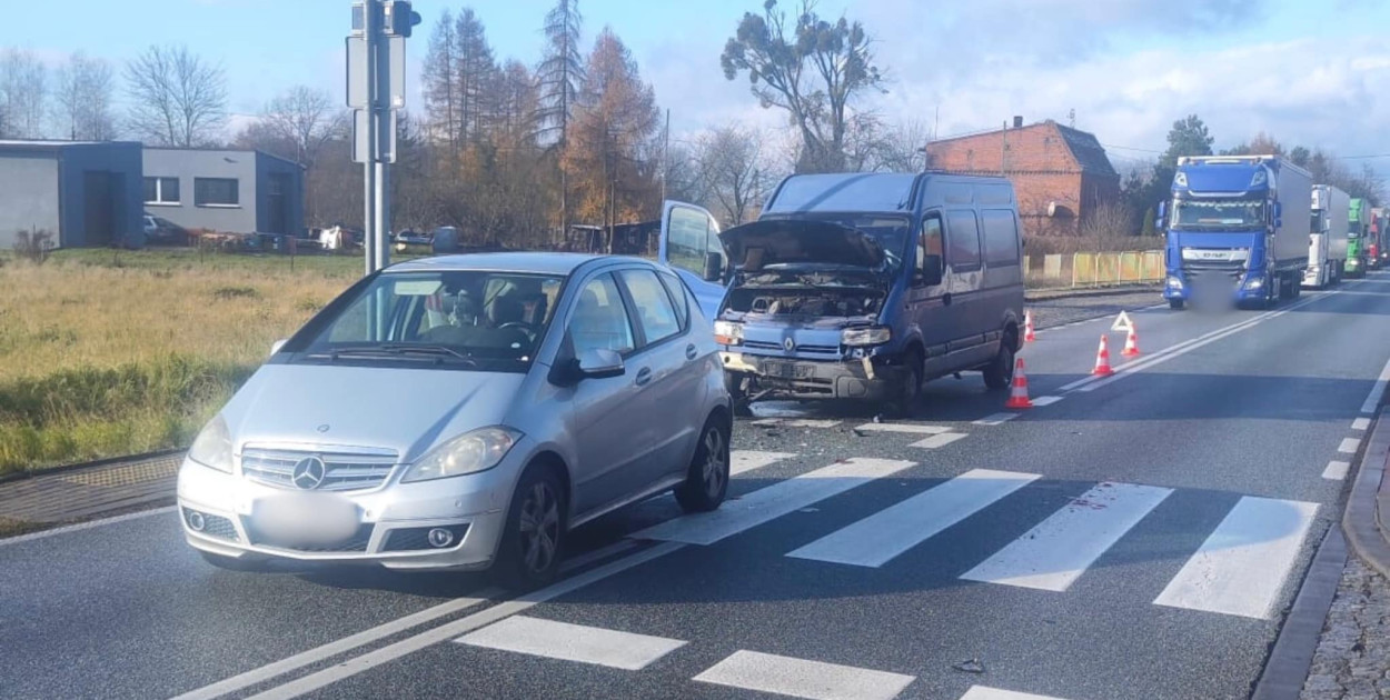 Dwa samochody zderzyły się na drodze krajowej nr 11 w Brynku. Fot. Archiwum policji