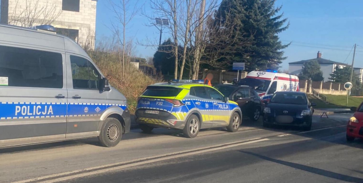 Dwa samochody zderzyły się na ulicy Głównej w Nakle Śląskim (DK78). Fot. Archiwum policji