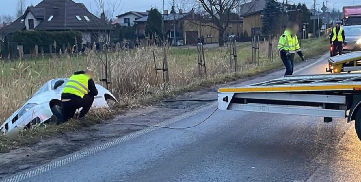 Policja z Tarnowskich Gór informuje o utrudnieniach w ruchu na DK78 w Świerklańcu. Droga została całkowicie zamknięta na czas wyciągania pojazdu z przydrożnego rowu.  Fot. policja 