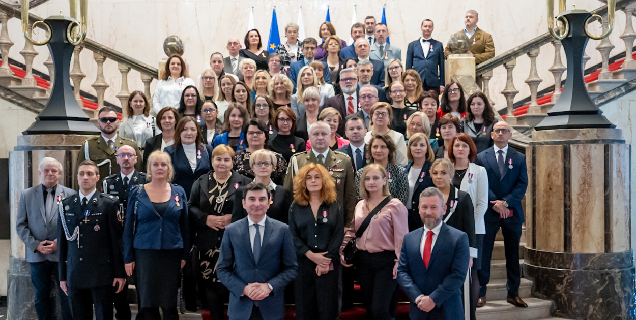 Nagrodzeni przez prezydenta RP. Fot. Archiwum Śląskiego Urzędu Wojewódzkiego