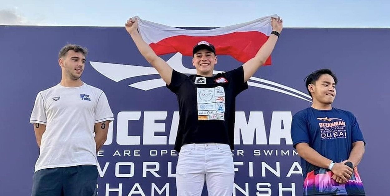 Michał Tomaszowski z Nowego Chechła z medalami na MŚ Oceanman w Dubaju. Fot. Facebook