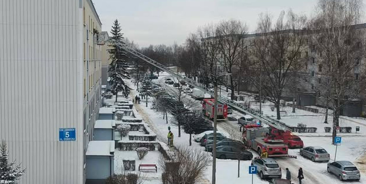 Tarnowskie Góry. Służby zaalarmował ktoś z sąsiedztwa i prawdopodobnie uratował życie 76-latce. Straż pożarna i policja zostały wezwane do jednego z mieszkań przy ul. Donieckiej na osiedlu Przyjaźń.  Fot. Czytelnik