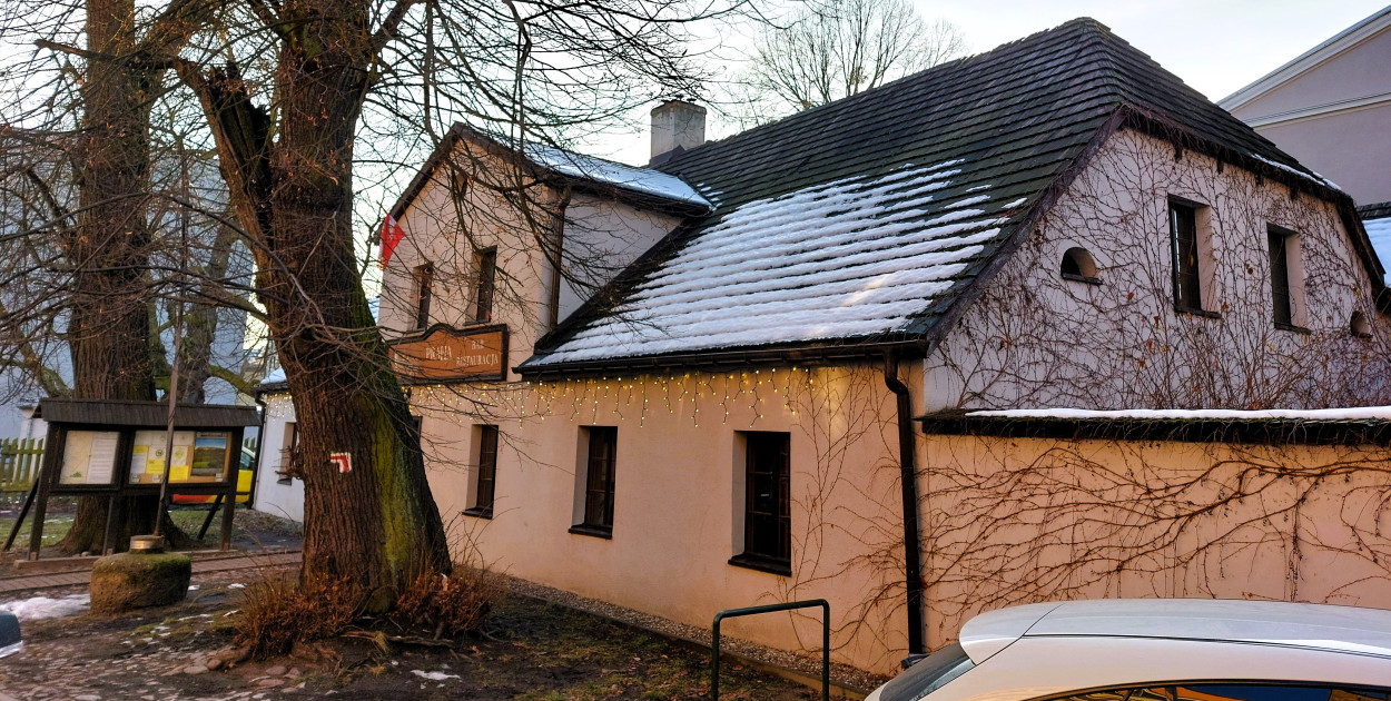 Tarnowskie Góry. Dach dworku był remontowany na początku XXI wieku, ale zastosowano wówczas gont tak niskiej jakości, że liczne przecieki spowodowały uszkodzenie konstrukcji dachowej. Fot. Jarosław Myśliwski