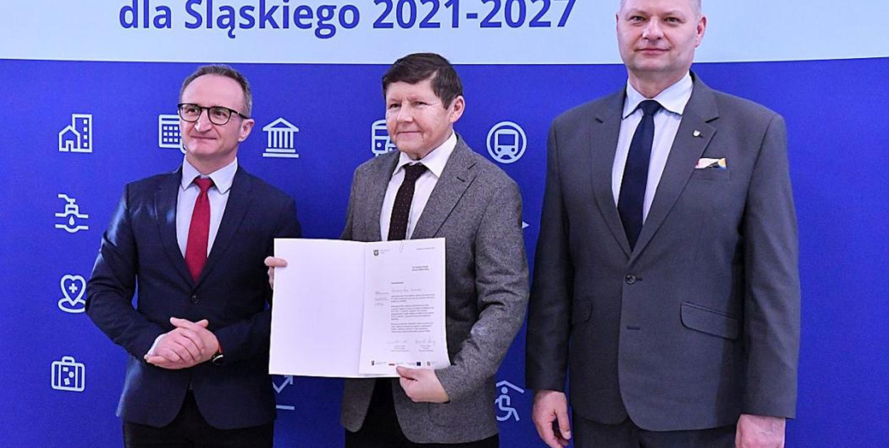 Kalety otrzymały na rozwój energetyki rozproszonej opartej na OZE 840 tys. zł. List gratulacyjny odebrał burmistrz Klaudiusz Kandzia. Fot. UMWŚ