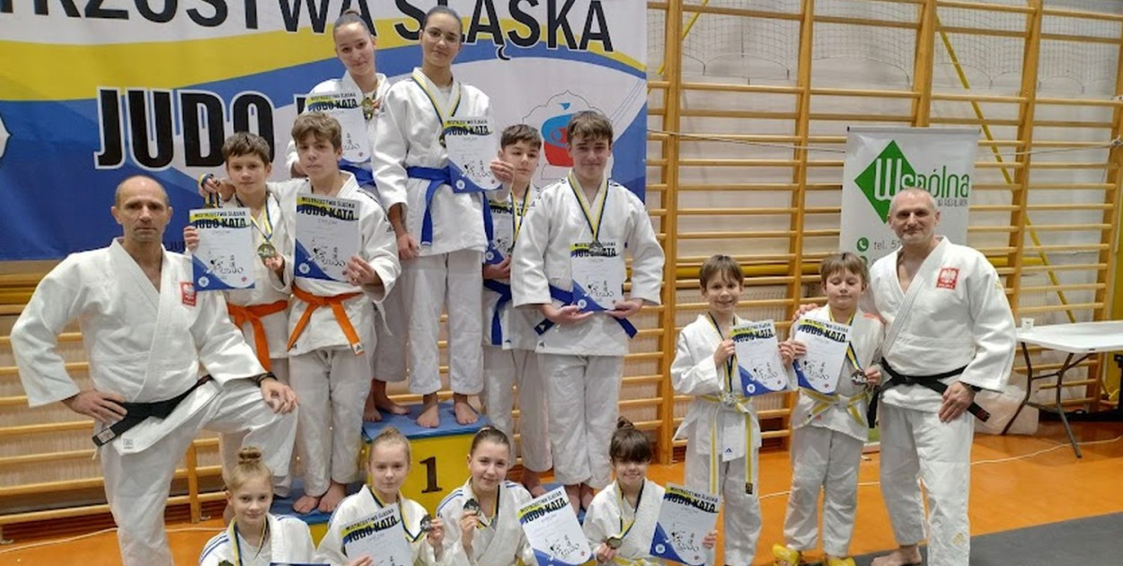 Zawodnicy UKS Dwójka Tarnowskie Góry świetnie zaprezentowali się podczas Otwartych Mistrzostwach Śląska Judo Kata. Zdjęcia: archiwum klubu i SP 3 Tarnowskie Góry