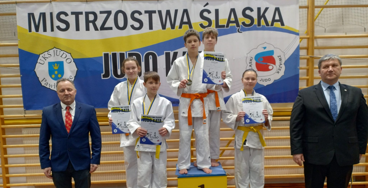 Zawodnicy UKS Dwójka Tarnowskie Góry świetnie zaprezentowali się podczas Otwartych Mistrzostwach Śląska Judo Kata. Zdjęcia: archiwum klubu i SP 3 Tarnowskie Góry