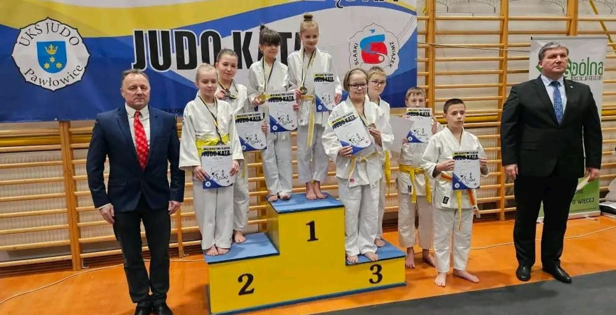 Zawodnicy UKS Dwójka Tarnowskie Góry świetnie zaprezentowali się podczas Otwartych Mistrzostwach Śląska Judo Kata. Zdjęcia: archiwum klubu i SP 3 Tarnowskie Góry