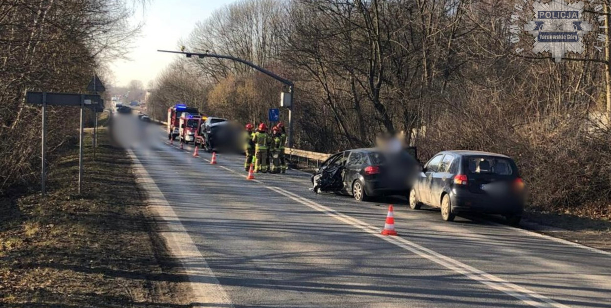 W Tarnowskich Górach na drodze krajowej numer 11 na odcinku pomiędzy restauracją Mc Donald’s a marketem Lidl doszło do zderzenia samochodu osobowego z lawetą. Fot. Archiwum policji