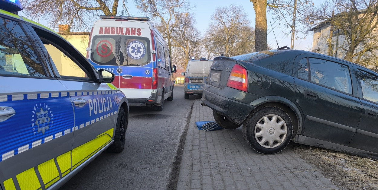 ierowca wjechał do rowu i stracił przytomność. Na ratunek ruszyli policjanci. Fot. Archiwum policji