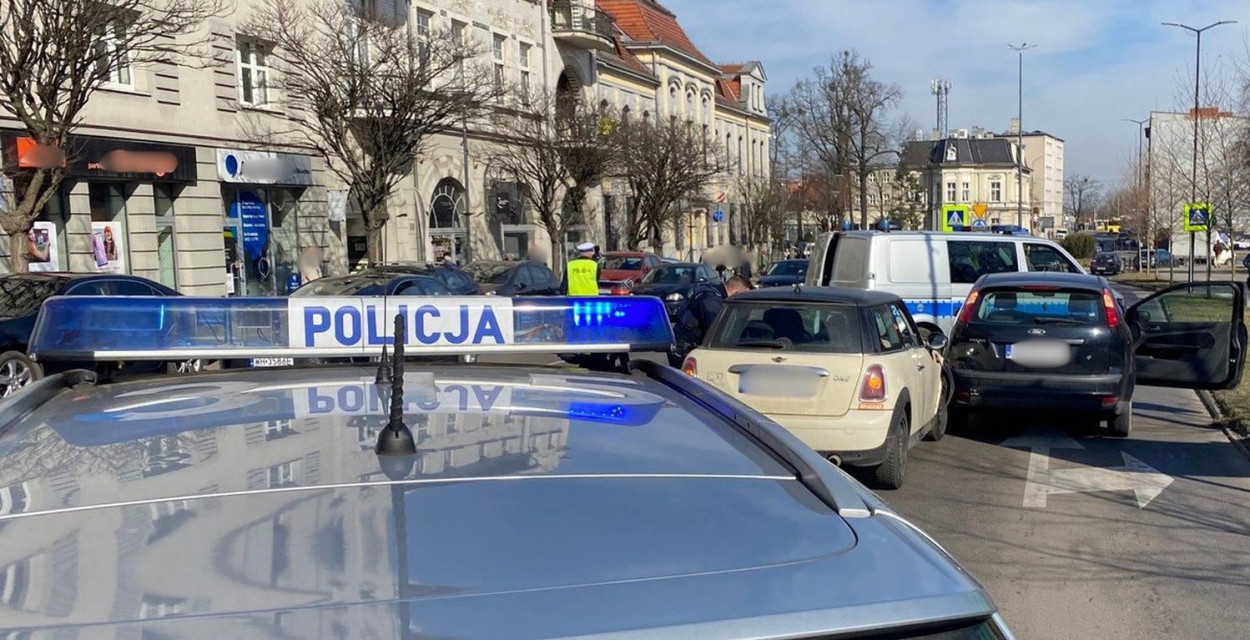 Kolizja z pijanym kierowcą, ul. Piłsudskiego w Tarnowskich Górach. Fot. Archiwum policji