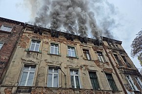 Pożar w centrum miasta. Paliło się poddasze kamienicy-29694