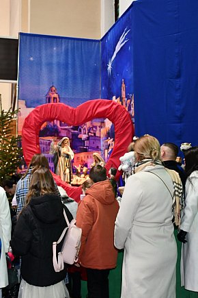 Tarnowskie Góry. Szopki w kościołach parafialnym i...-29876