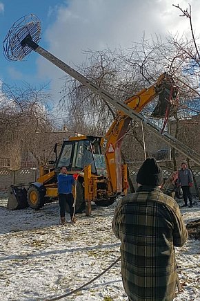 Druhowie z OSP postawili gniazdo dla bocianów-30037