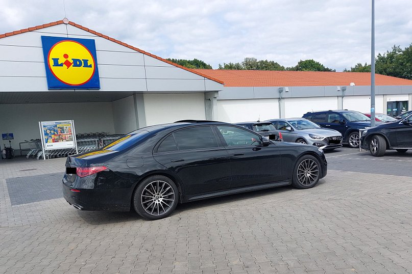 Wolna amerykanka przy parkowaniu pod marketem