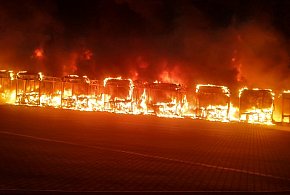 Doszczętnie spłonęło 10 autobusów. Mieszkańcy słyszeli wybuchy-50806