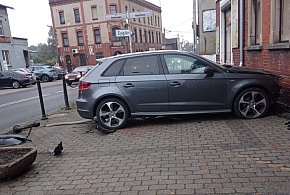 Szarża z Dworcowej przez rynek. Kierowca audi wjechał w budynek-55137