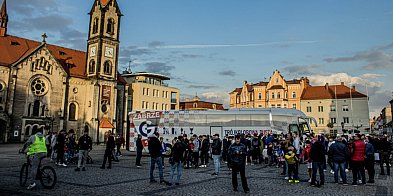 Tarnowskie Góry. Piłkarze Górnika Zabrze na rynku -55607