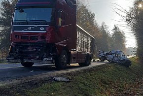 Wjechał pod ciężarówkę, zginął na miejscu. Kronika policyjna-56396