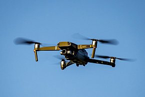 Dron nie utrudniał akcji. Policja umorzyła postępowanie -56412