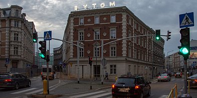 Bytom. Dawny dworcowy neon rozbłysł na dachu neorenesansowej kamienicy-57335