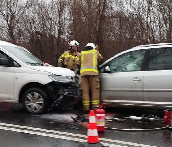 Powiat tarnogórski. Czołowo zderzyły się dwa samochody na DK 78-57632